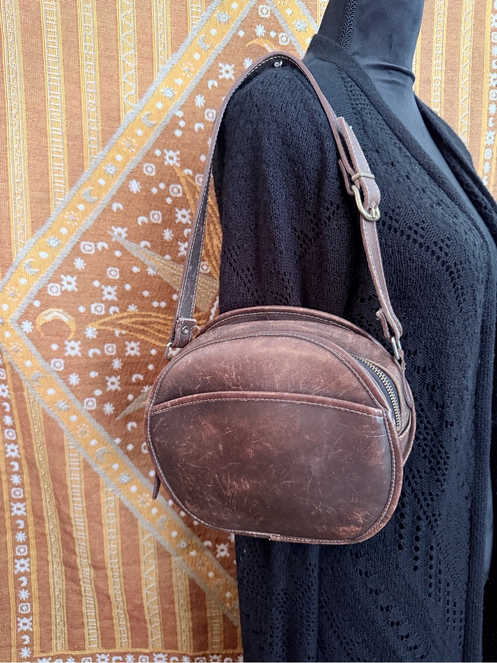 Classic Round Cantene Brown Leather Crossbody Bag - Picture 4 of 9